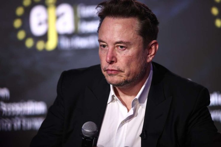 Elon Musk cambia la data robotaxi